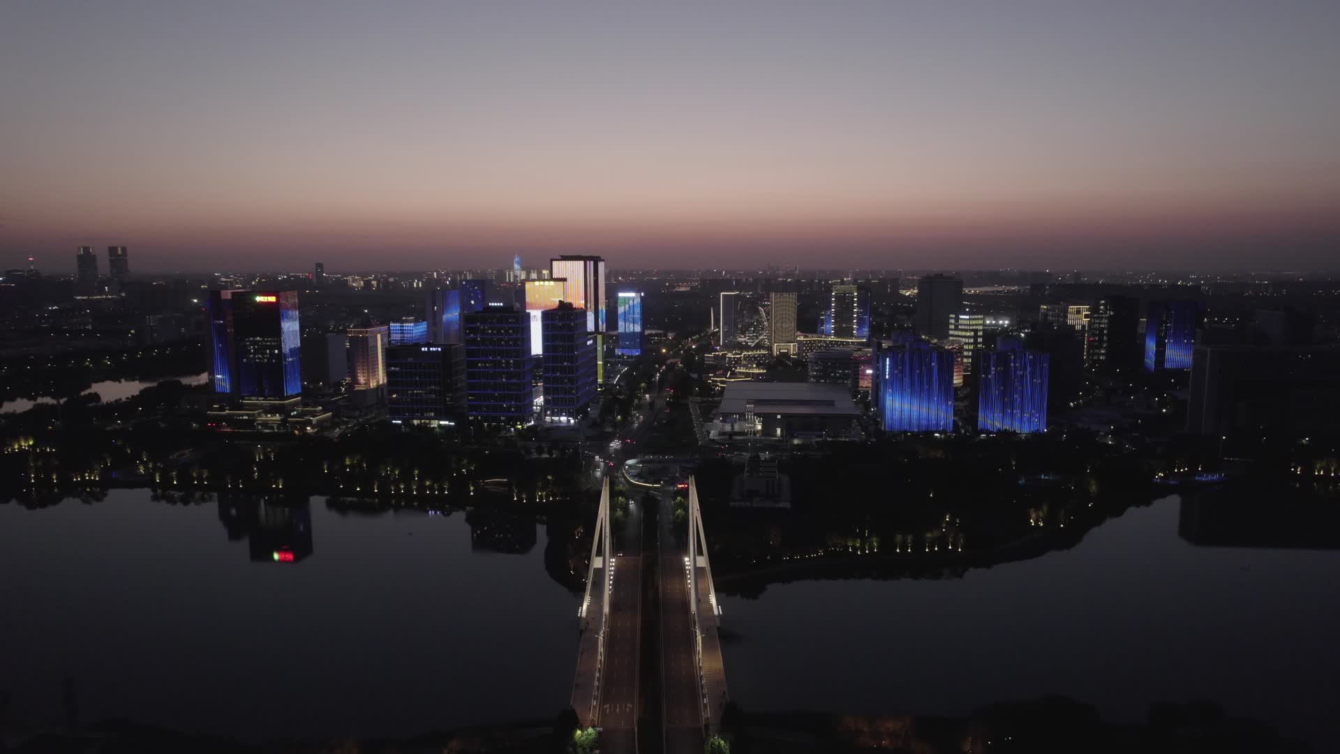 航拍夕阳下的郑州龙子湖智慧岛视频的预览图