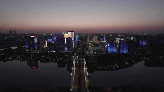 航拍夕阳下的郑州龙子湖智慧岛视频的预览图