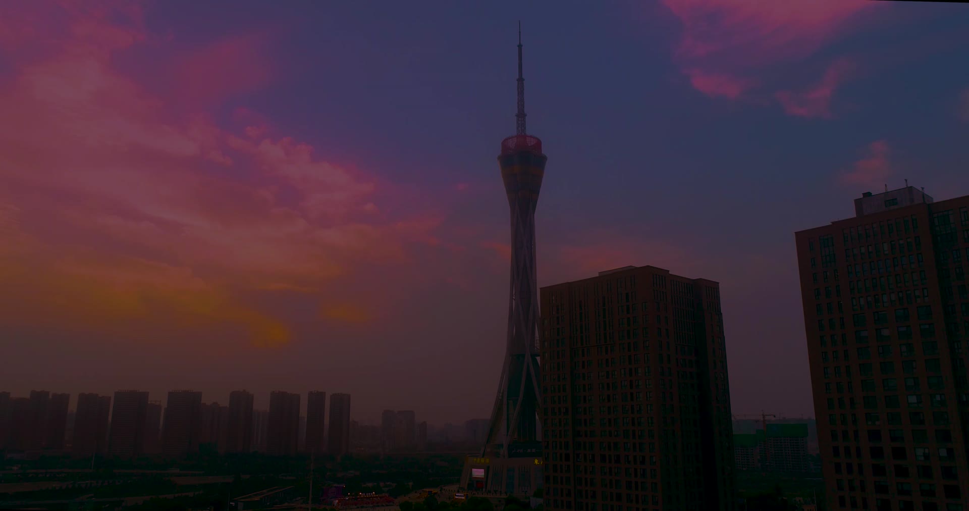 航拍郑州中原福塔夕阳加夜景视频的预览图