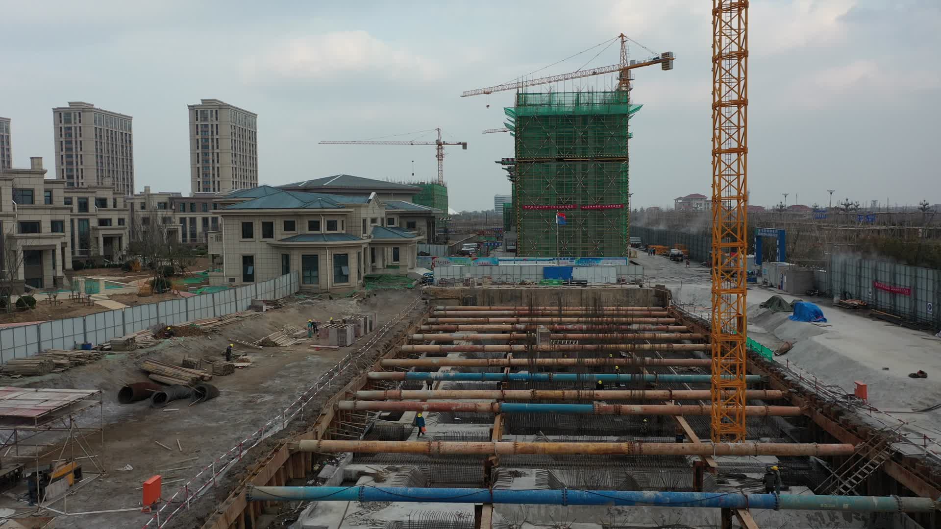 4K航拍城市建设打桩机工程机械挖掘机建筑施工视频的预览图