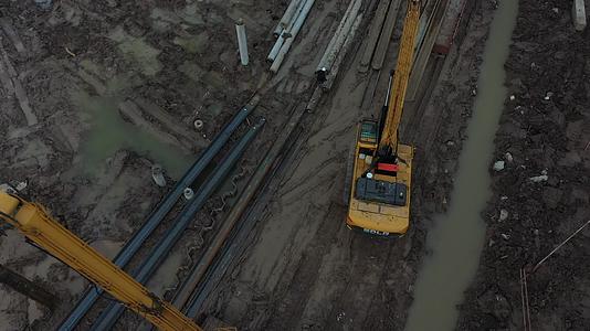 4K航拍城市建设打桩机工程机械挖掘机建筑施工视频的预览图