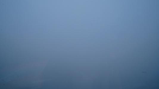 城市迷雾散去延时寒流移动视频的预览图