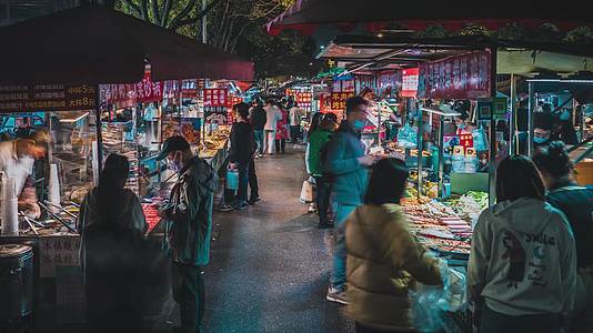 8k实拍南京网红小吃街地摊经济延时视频的预览图
