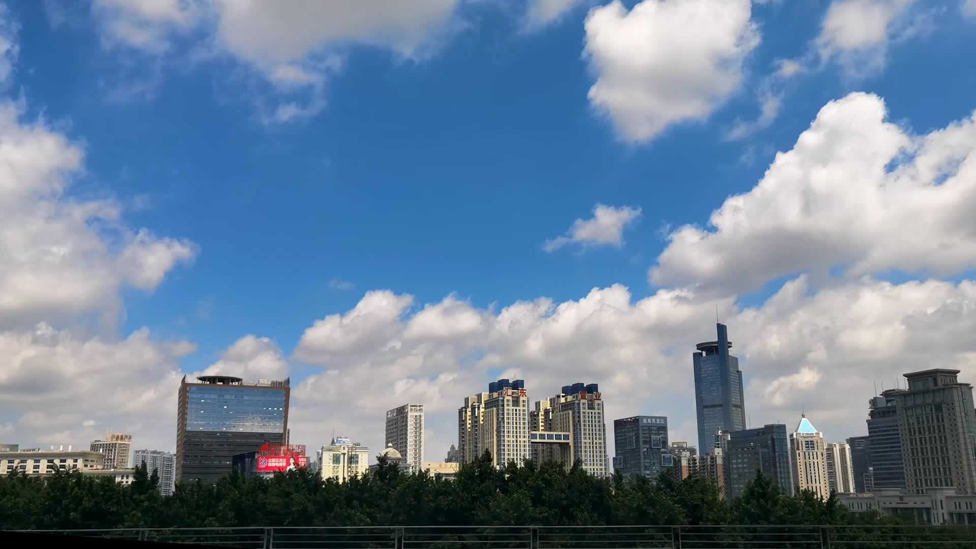 蓝天白云延时南宁民歌湖视频的预览图