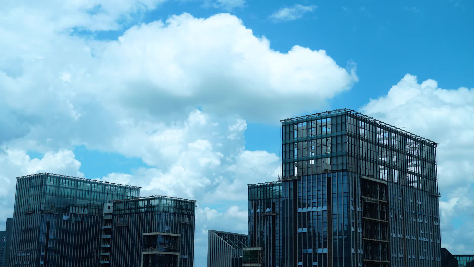 商务大楼楼顶白云延时视频的预览图