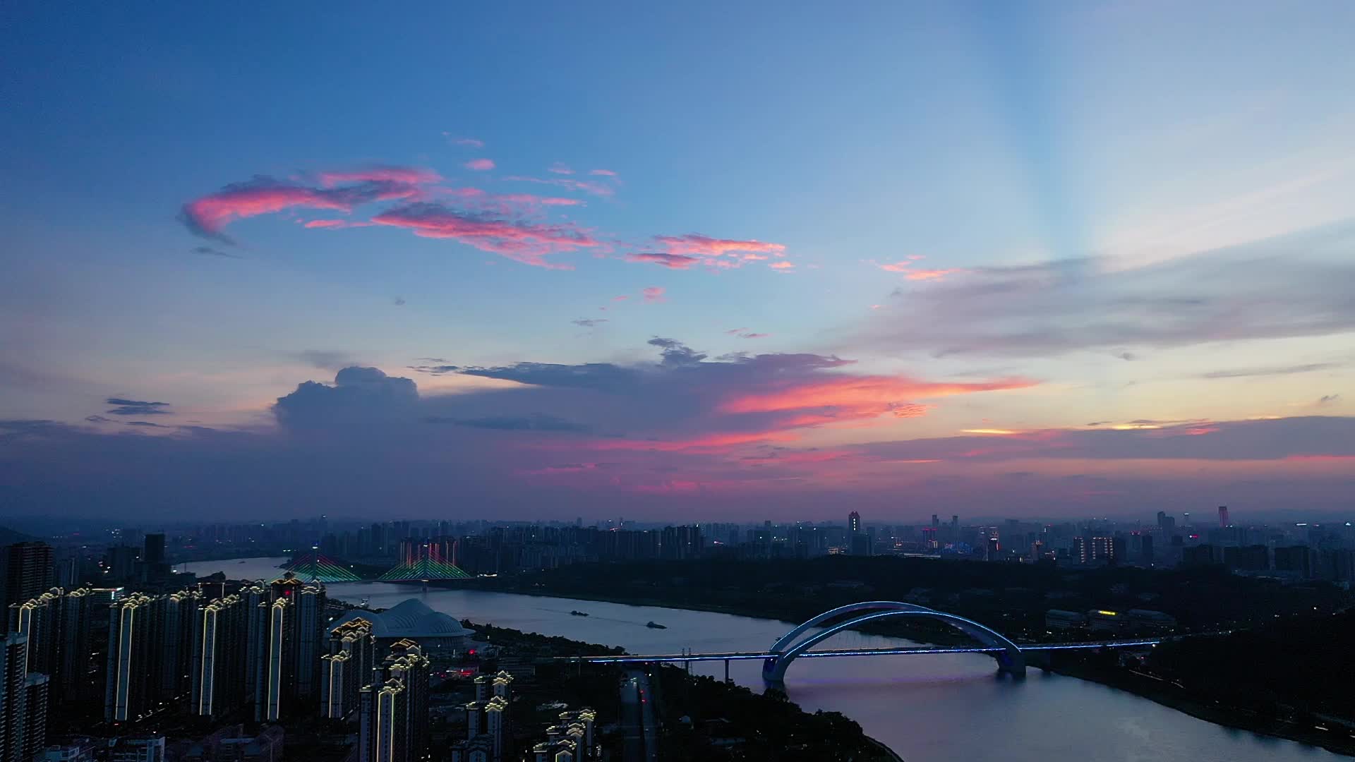 夕阳下南宁大桥航拍视频的预览图