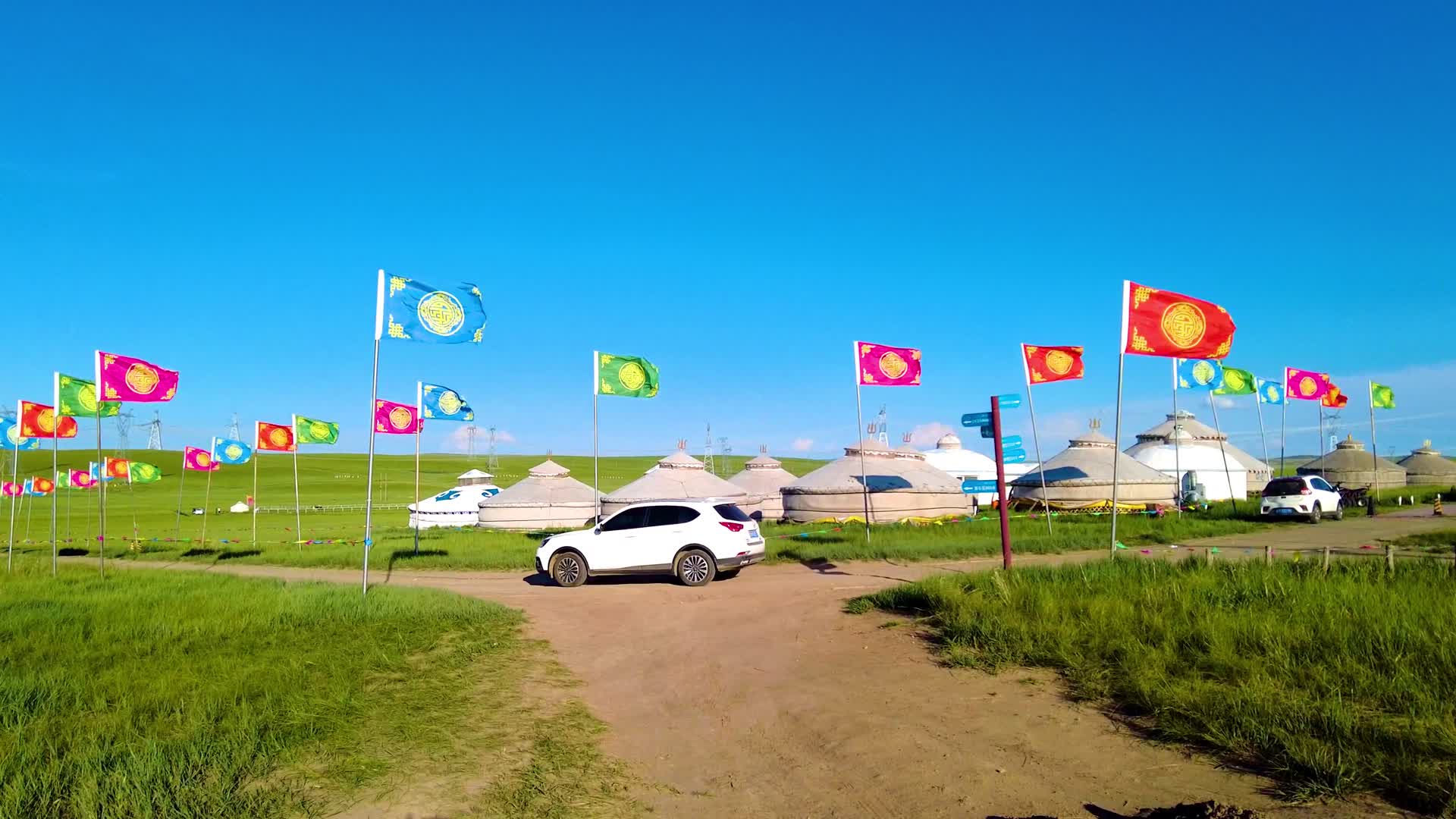 蓝天白云下碧绿的草原上散落的蒙古包群4k高质量实拍视频视频的预览图