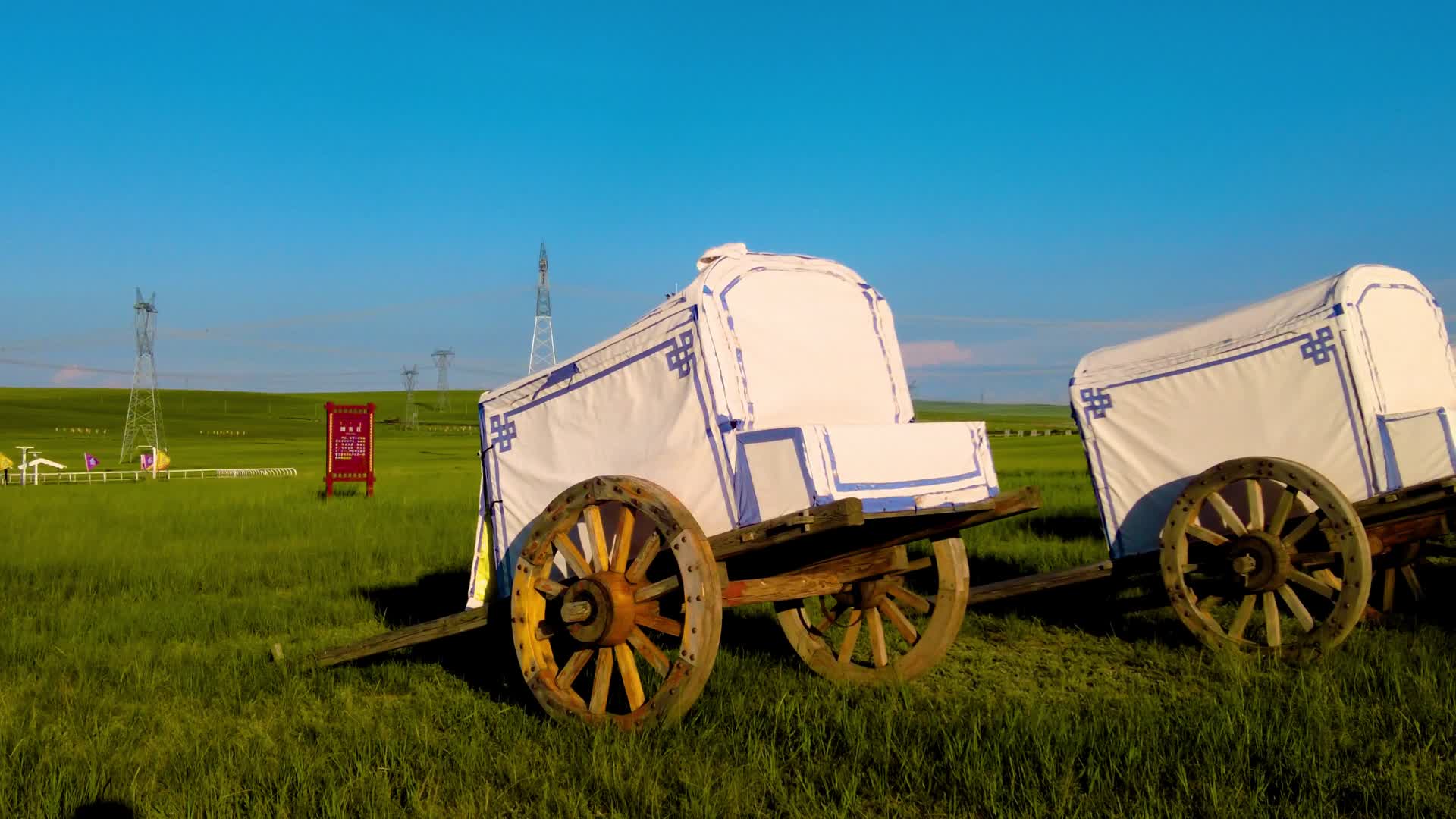 蓝天下碧绿的草原上蒙古族古老的勒勒车4k实拍视频视频的预览图