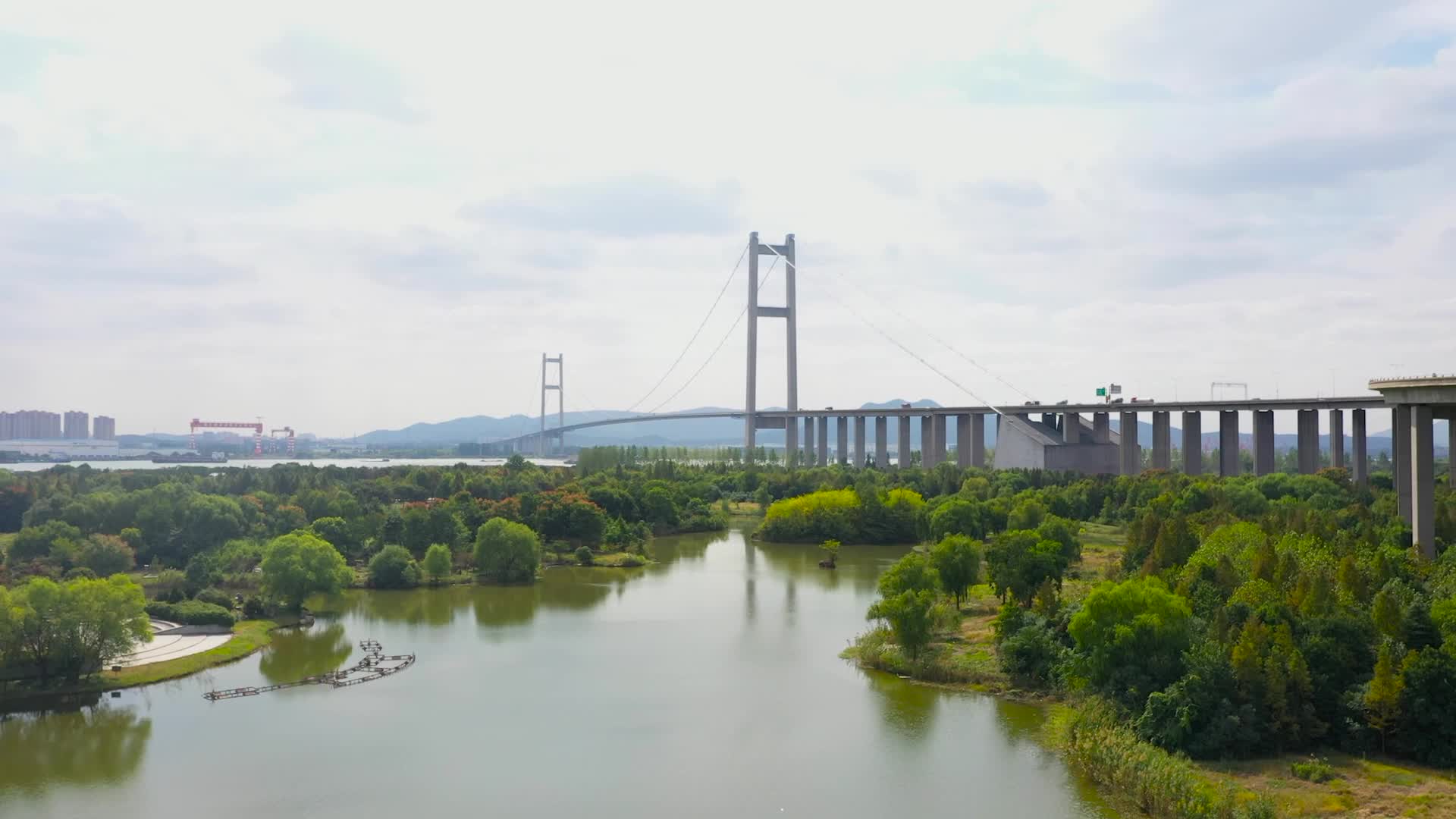 江苏润扬大桥航拍视频的预览图