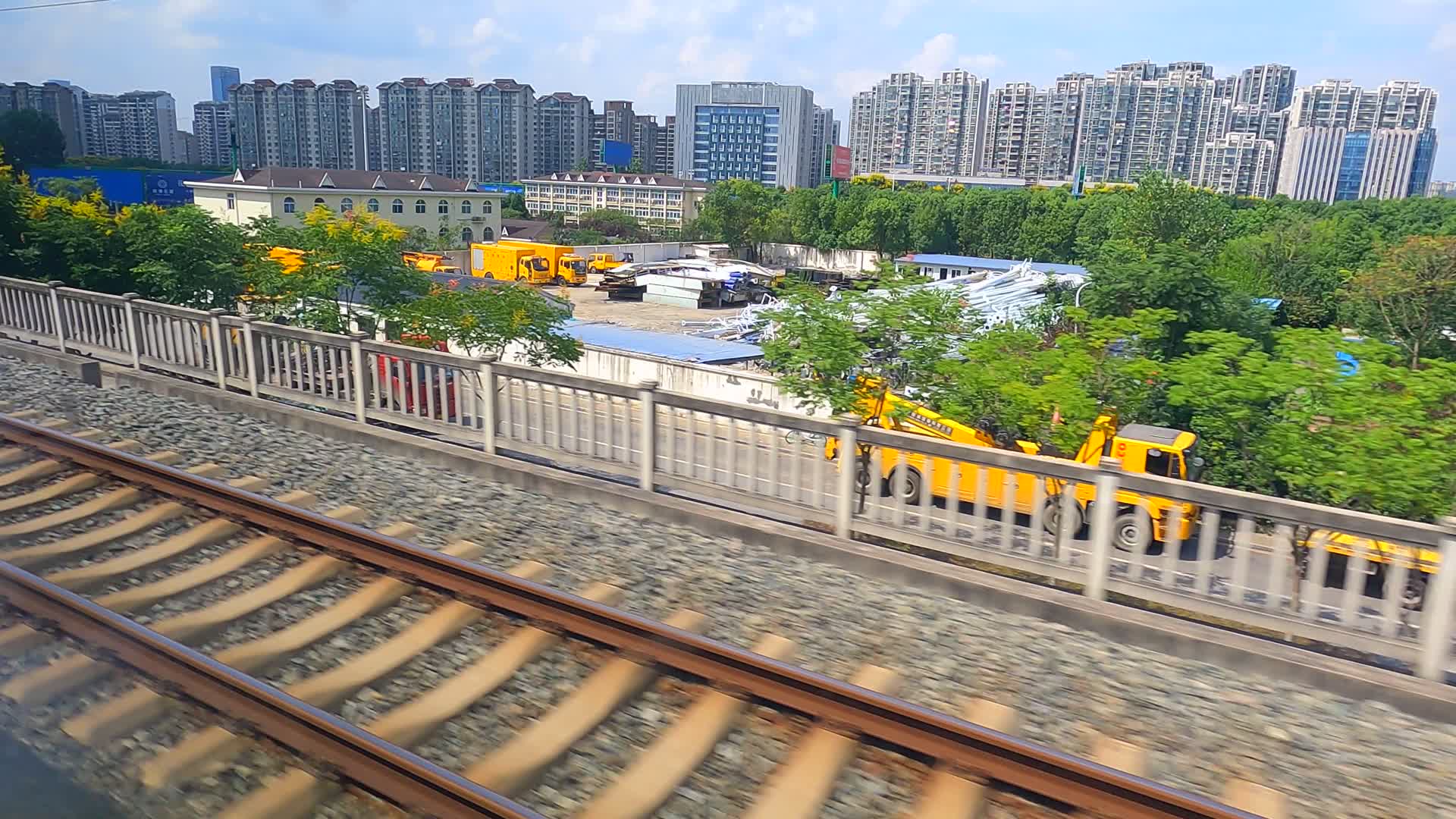 行驶中高铁铁轨视频的预览图