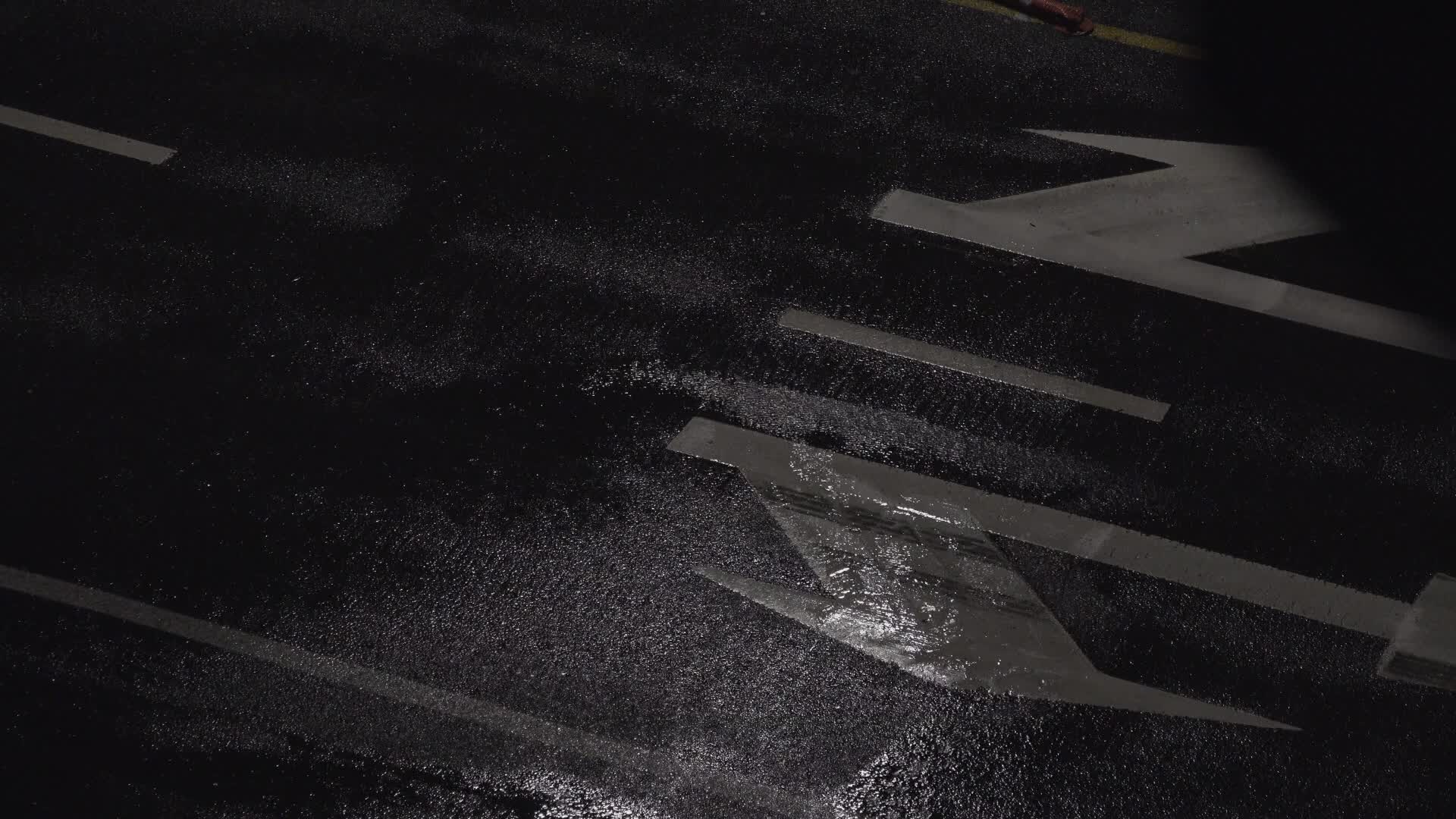 下雨的道路视频的预览图