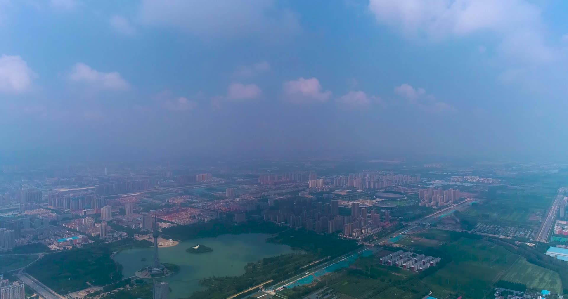 航拍焦作雾霾中的城市景色视频的预览图