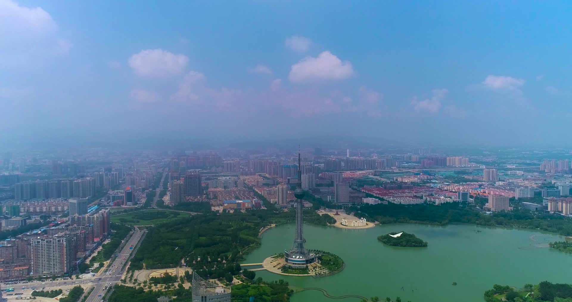 航拍焦作龙源湖与城市全景视频的预览图