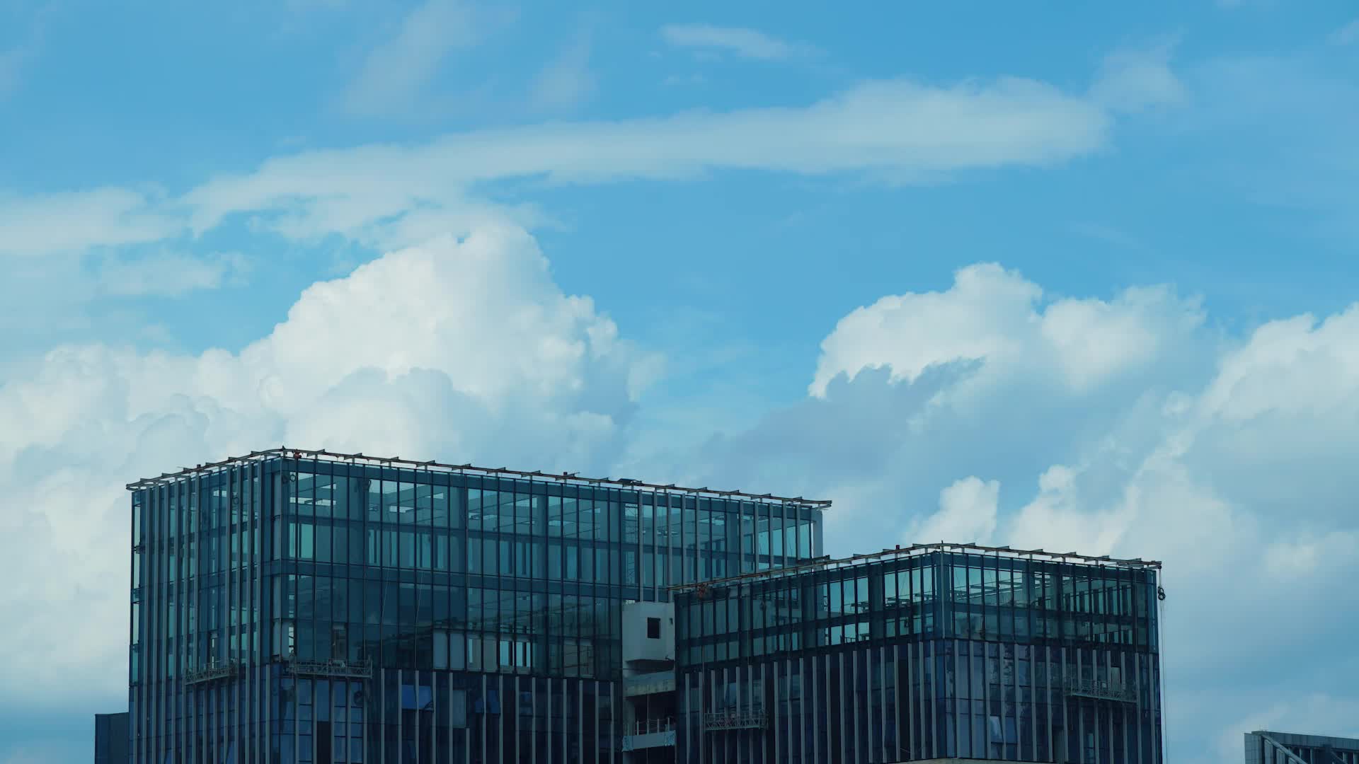 城市楼顶蓝天白云延时视频的预览图