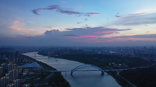 夕阳南宁大桥航拍视频的预览图
