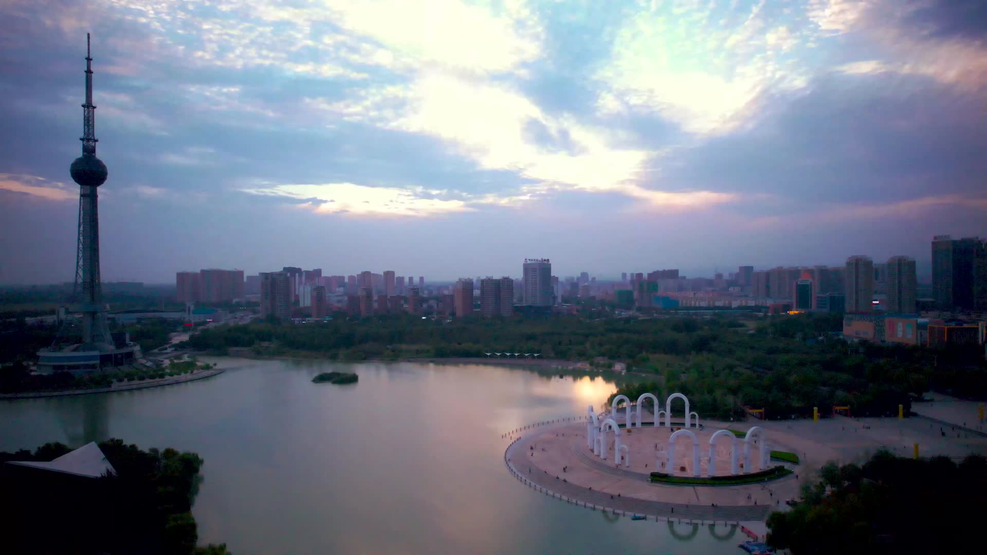 航拍焦作龙源湖电视塔美丽夕阳视频的预览图