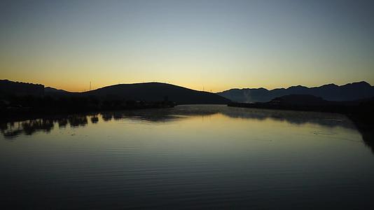 山区水库水库清晨黎明、日出云雾山区视频的预览图