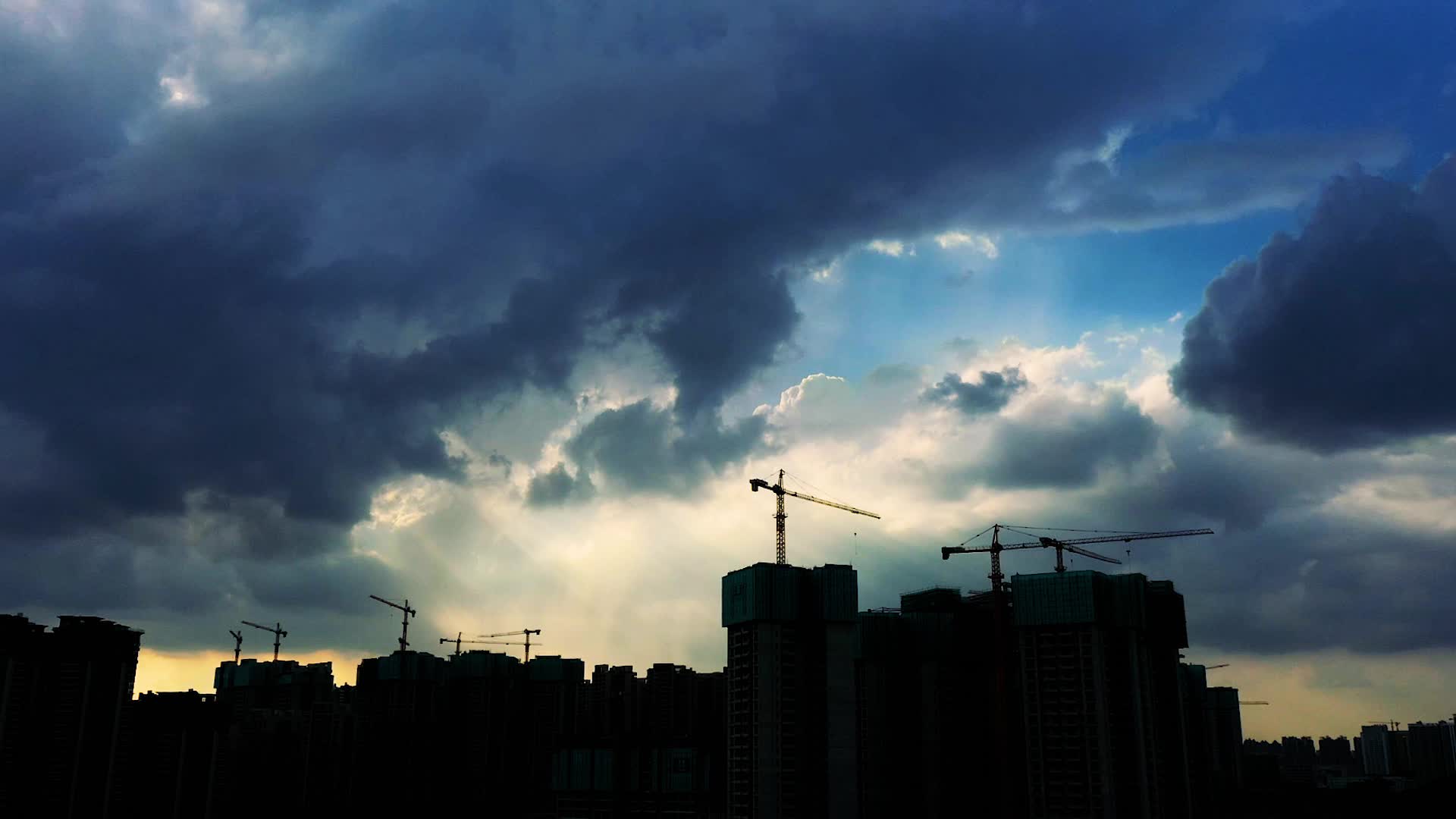 阳光穿云城市建筑剪影视频的预览图