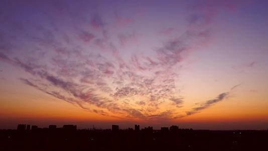 城市日出延时太阳升起东方红霞光万道清晨视频的预览图