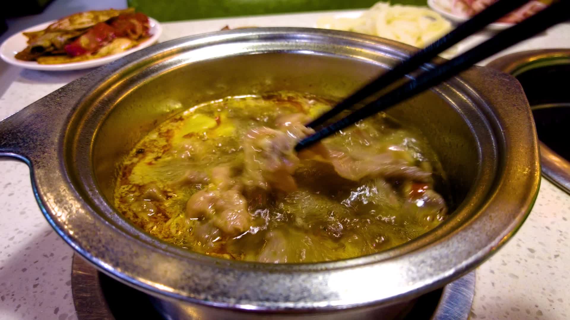 冬季北方人吃火锅涮羊肉4k拍摄视频视频的预览图