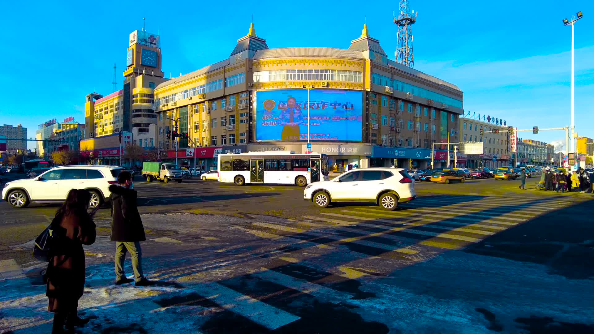 夕阳西下城市十字路口人流4k延时拍摄视频视频的预览图