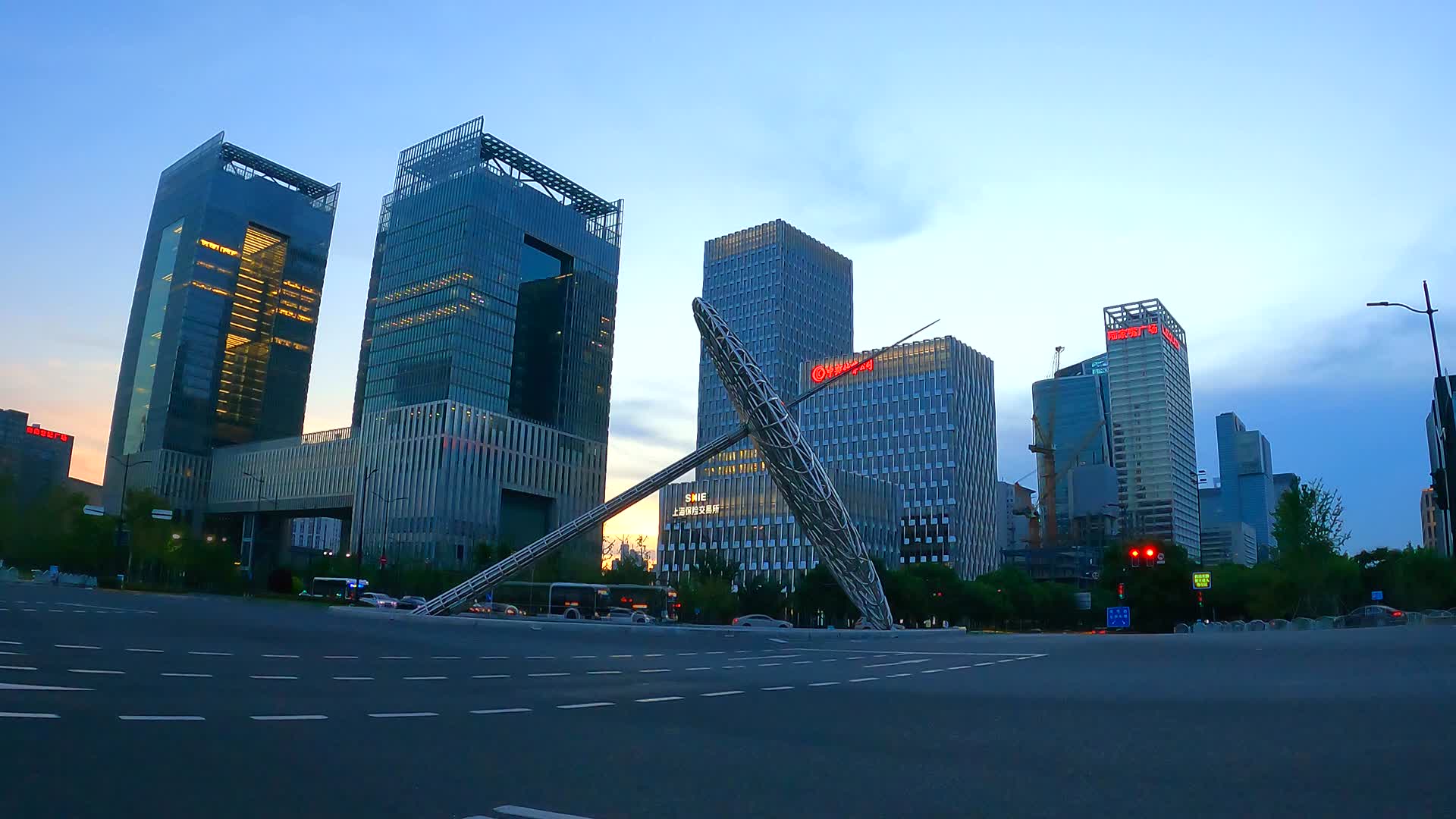 上海陆家嘴金融区地标延时车流视频的预览图