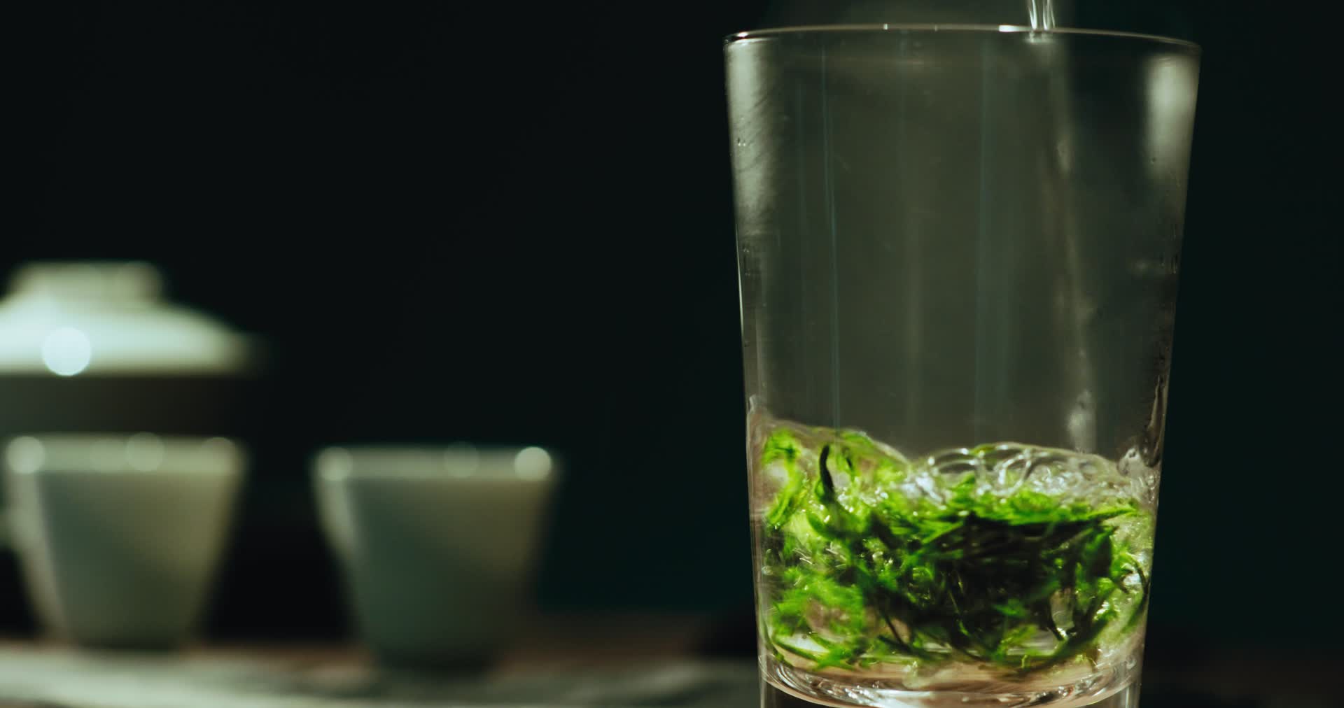 玻璃杯泡茶茶叶翻腾绿茶视频的预览图
