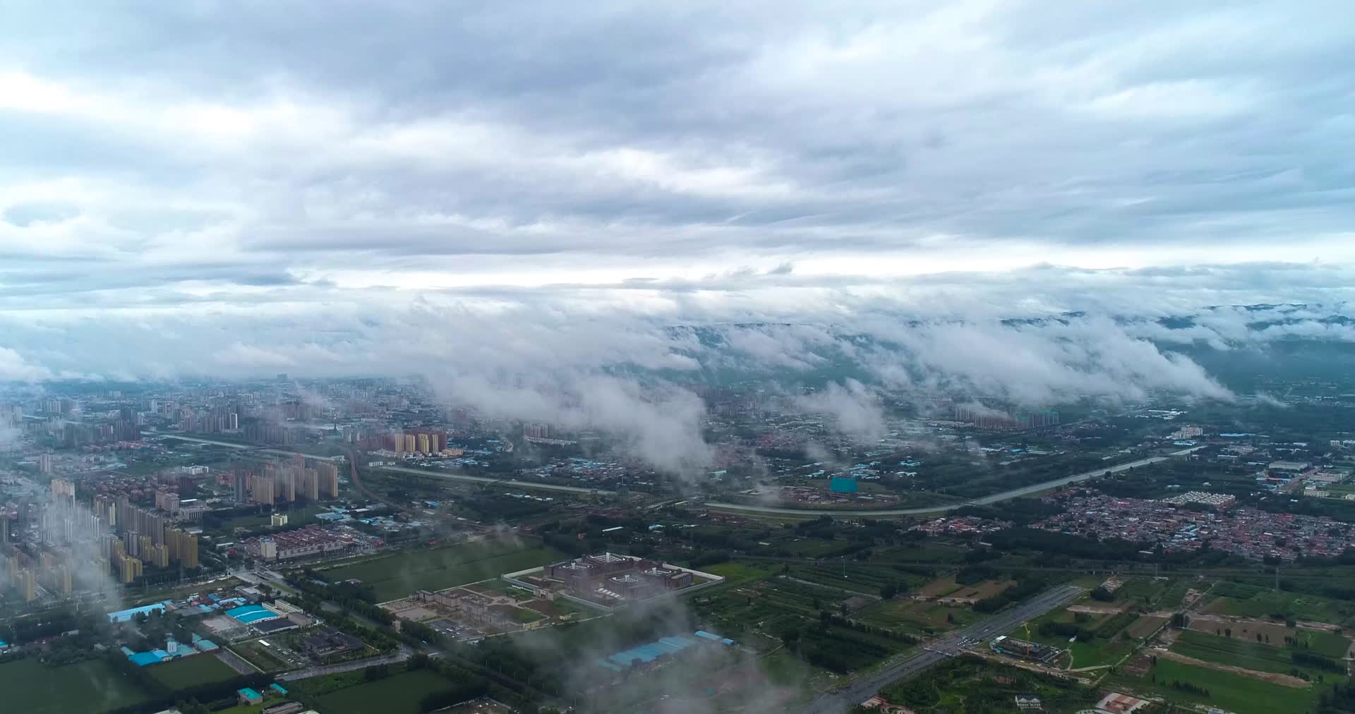 4K航拍焦作暴雨后云层之上视频的预览图