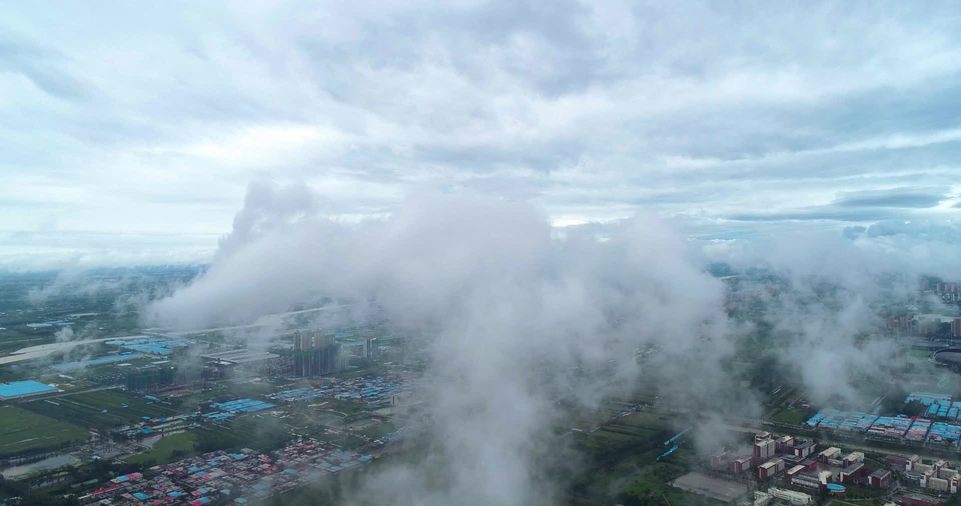 4K航拍焦作暴雨过后云层之上视频的预览图