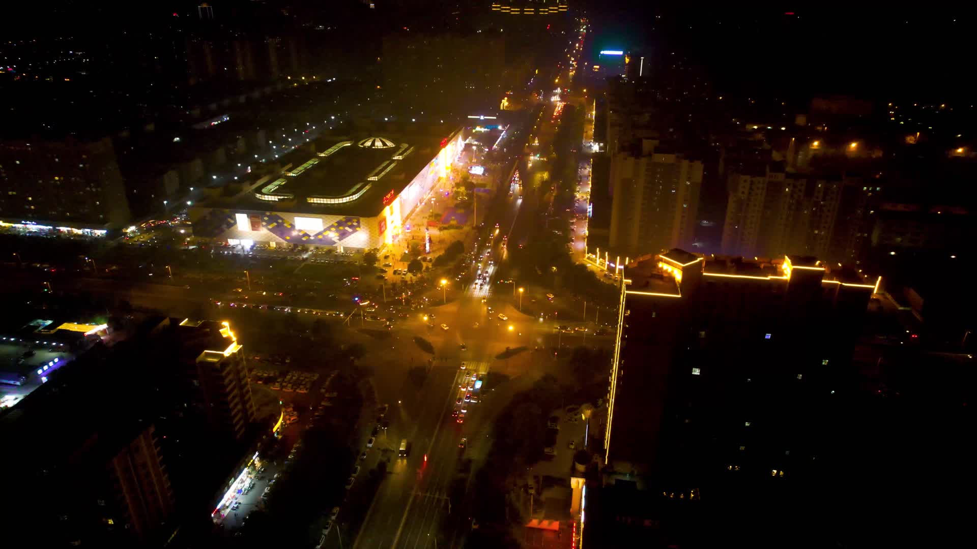4K航拍焦作万达广场十字路口夜景视频的预览图