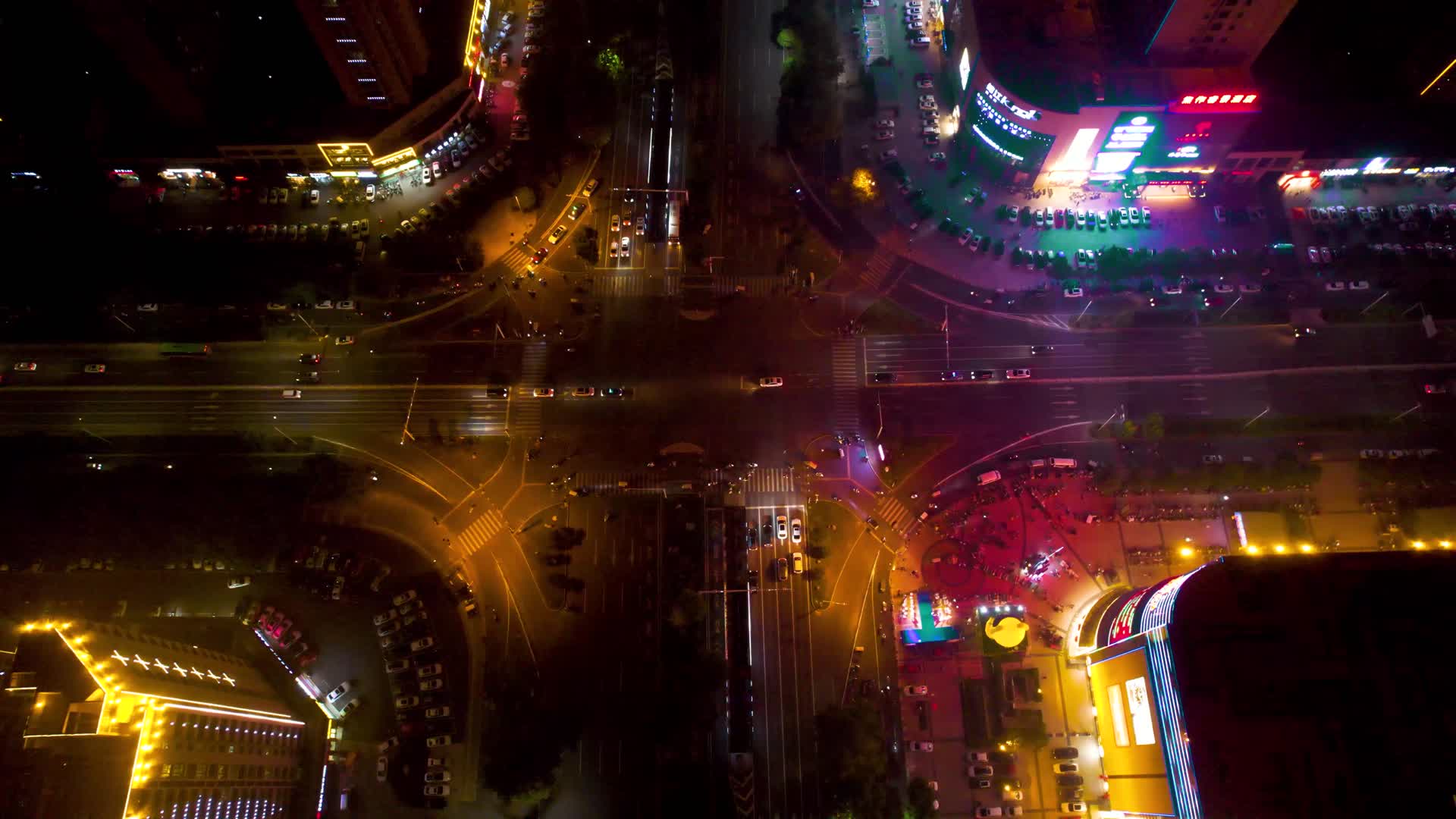 4K航拍焦作王府井十字路口夜景视频的预览图