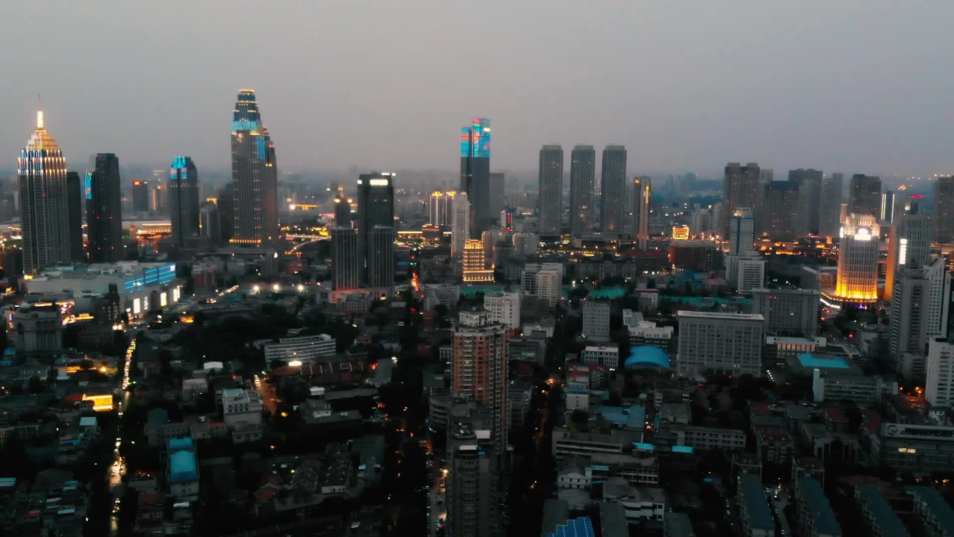 天津市和平区滨江道夜景航拍视频的预览图