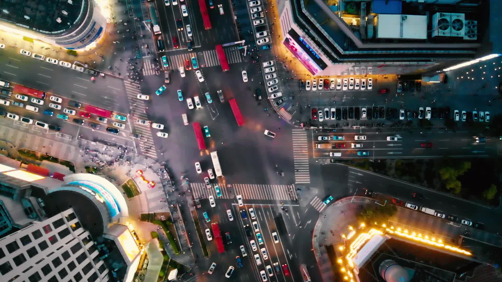 天津市和平区滨江道夜景十字路口街道航拍视频的预览图