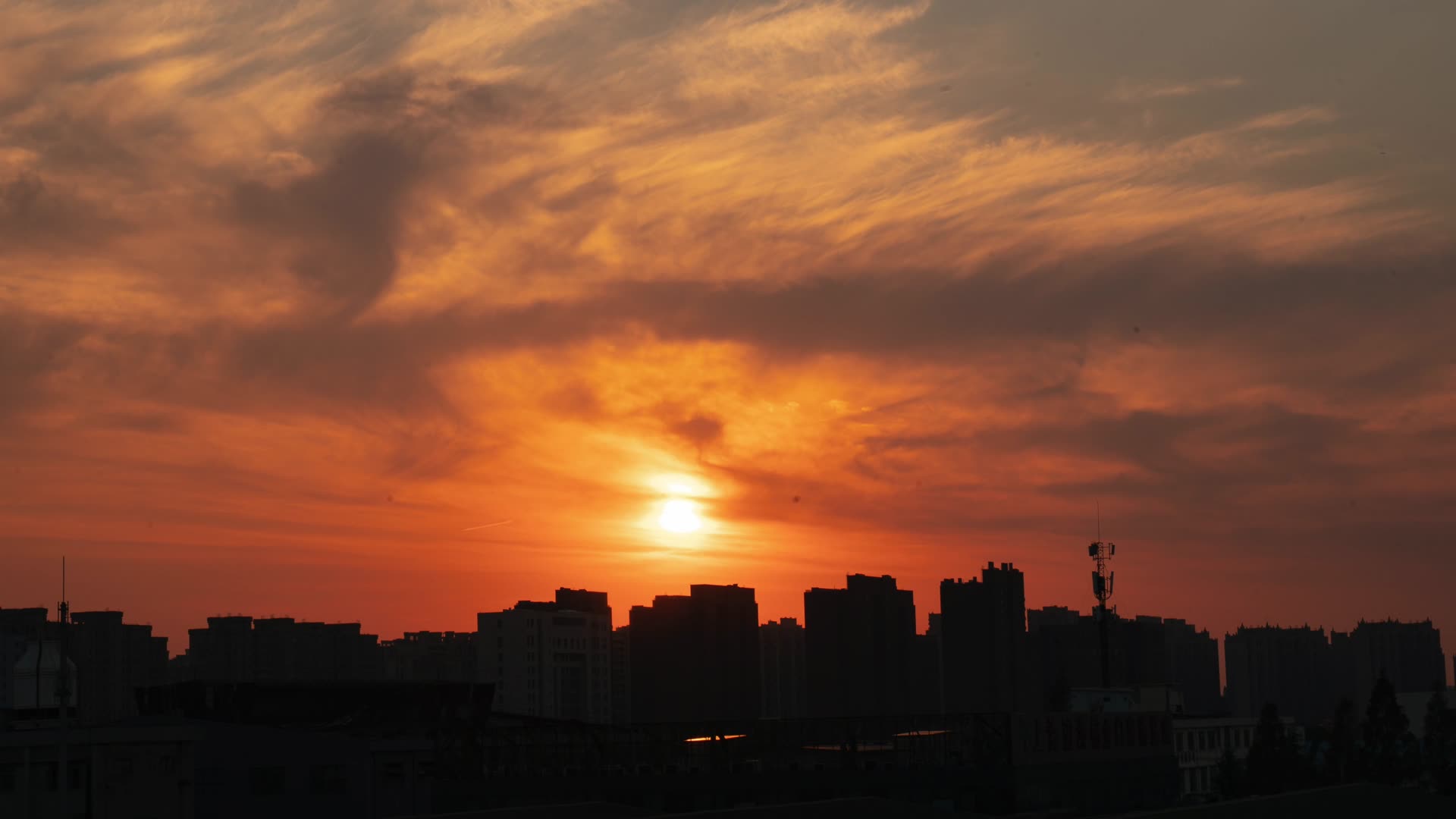 4k实拍城市延时下午夕阳云层变化视频的预览图