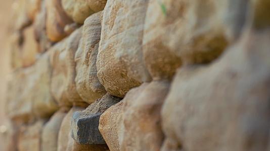 4K延时陕北石头石窑洞风化石风化沙化石头城石头墙视频的预览图