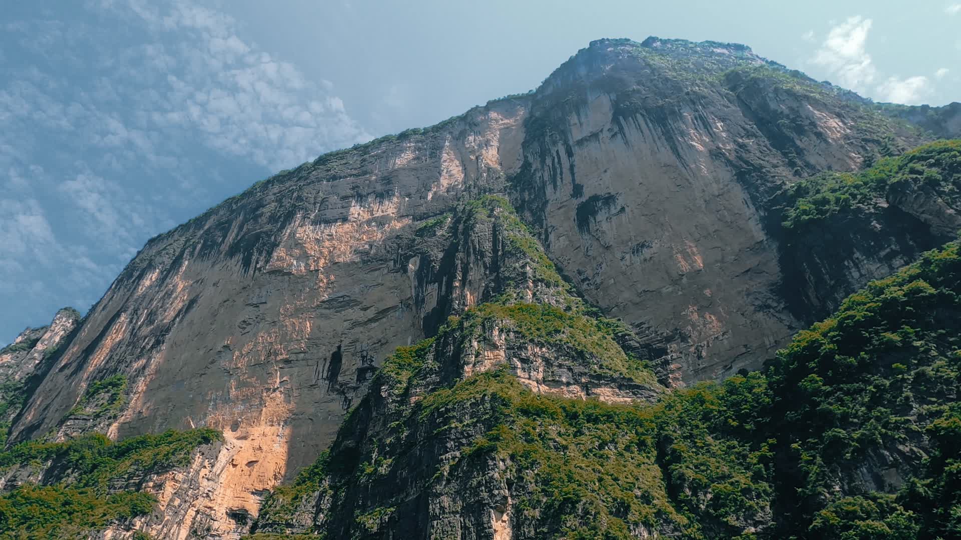 4K湖北恩施野三峡喀斯特地貌悬崖峭壁实拍视频视频的预览图