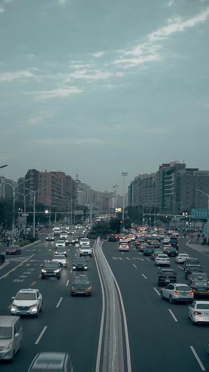 4K竖版北京二环晚高峰实拍视频视频的预览图