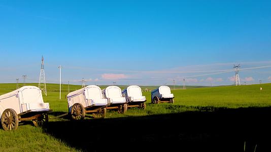 蓝天下碧绿的草原上蒙古族古老的勒勒车4k实拍视频视频的预览图