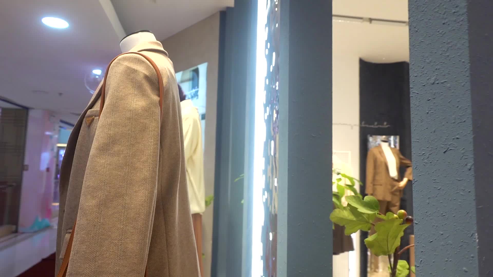 商场女装大衣模特服装穿搭1080P实拍视频视频的预览图