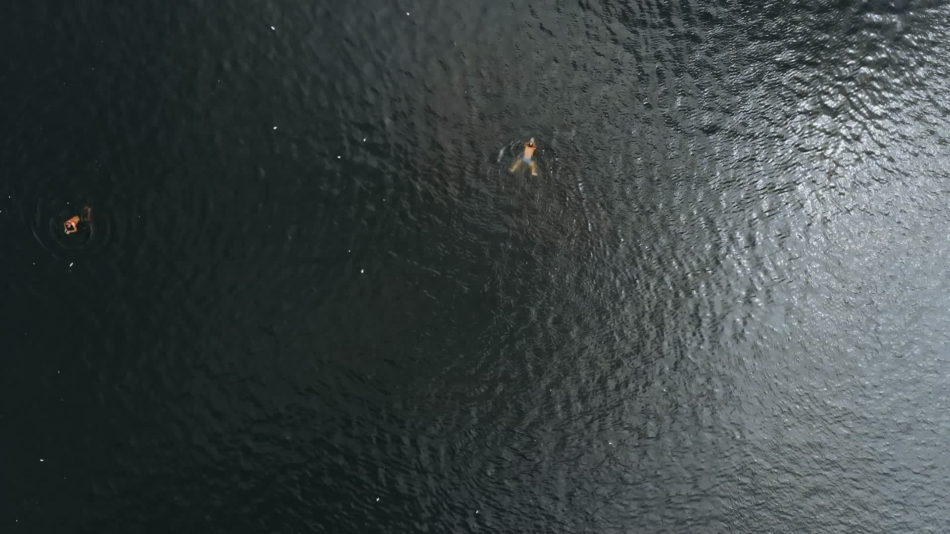 4K航拍人们在天津海河解放桥河面游泳视频的预览图