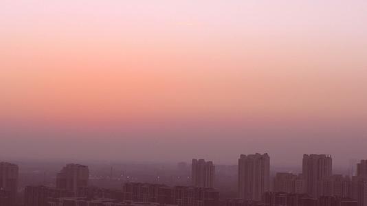 城市日出雾霾中的城市清晨黎明早晨的太阳视频的预览图