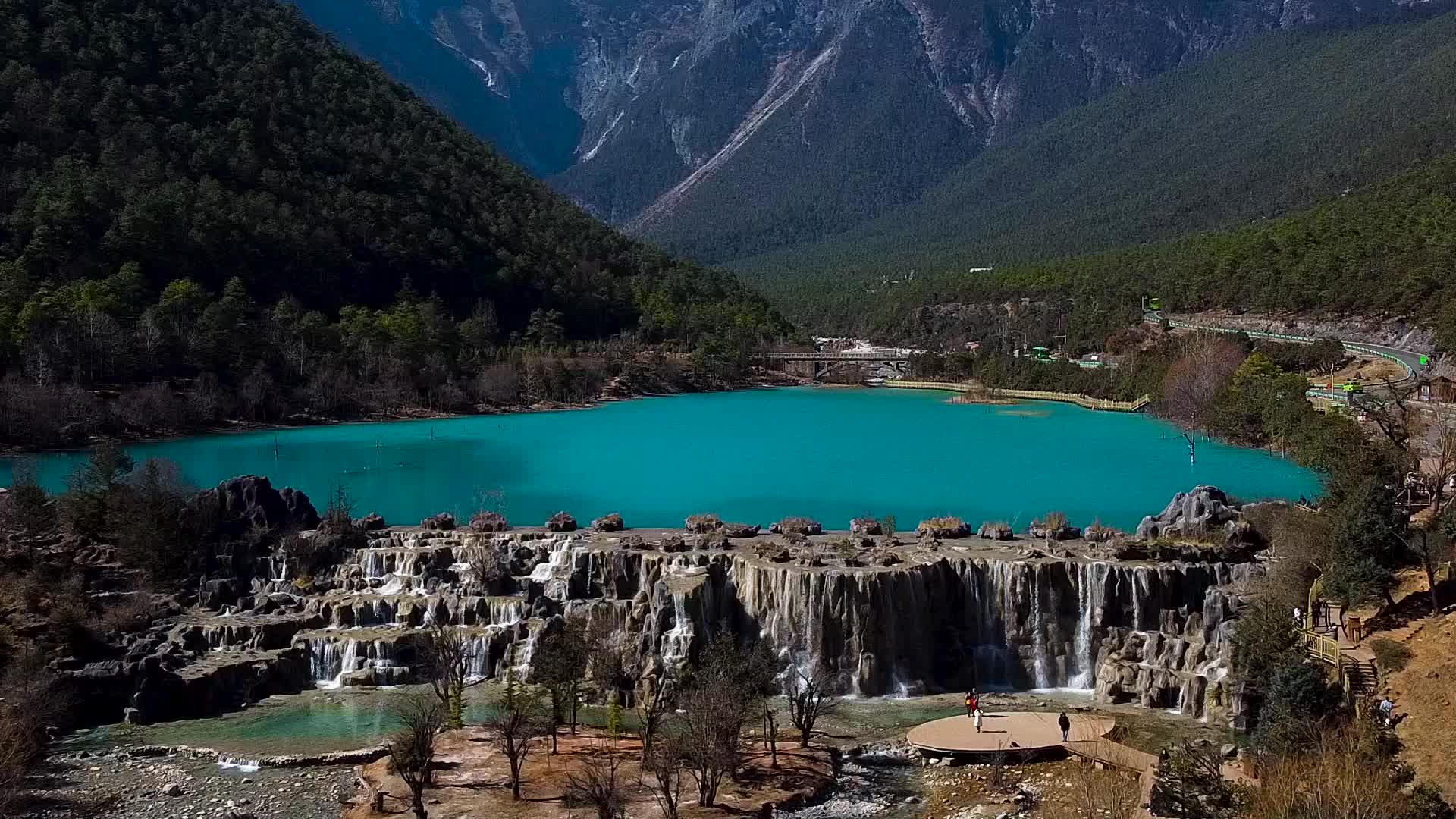 航拍玉龙雪山蓝月谷蓝色湖泊视频的预览图