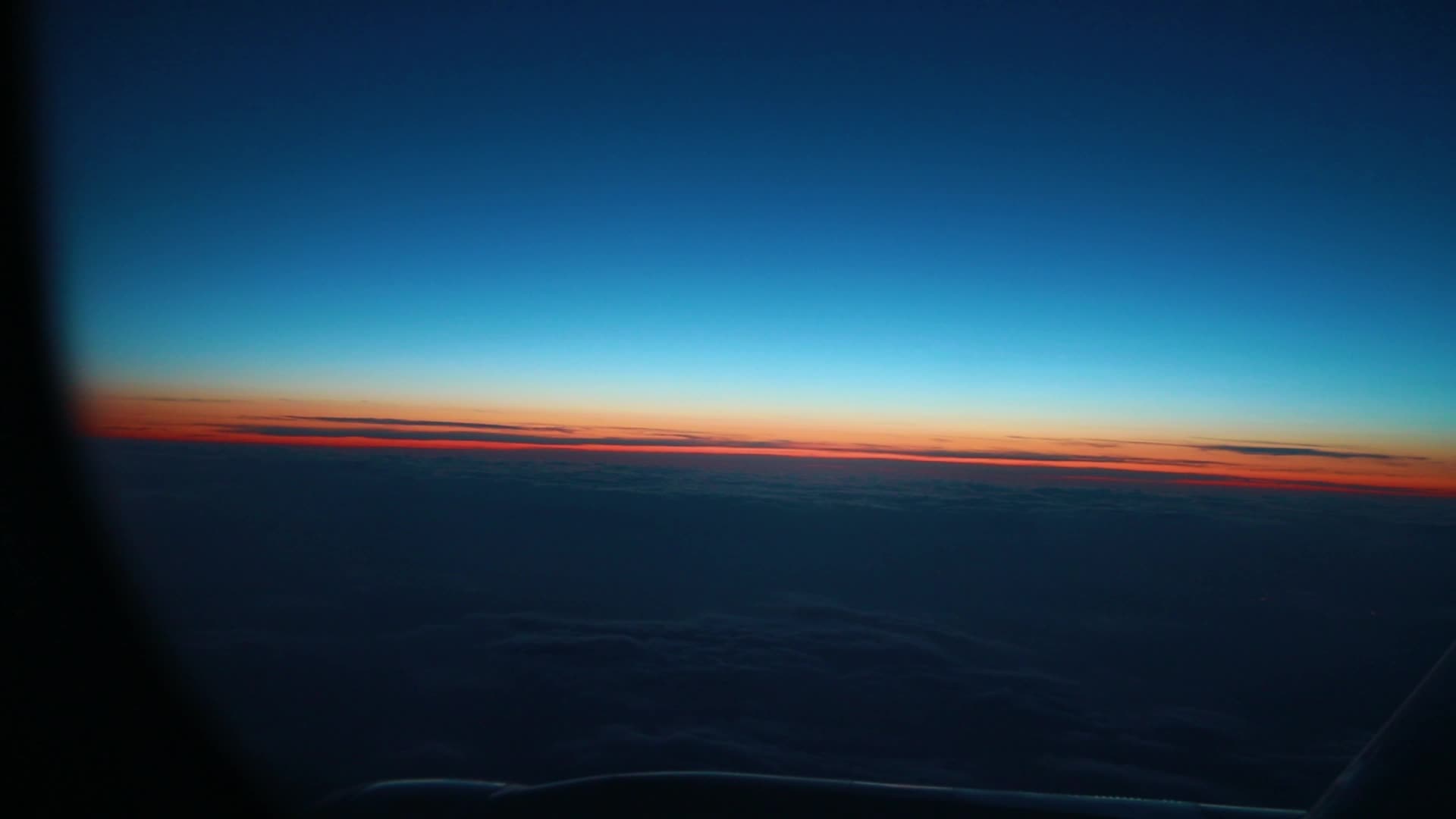飞机上飞行时拍摄的日落视频的预览图