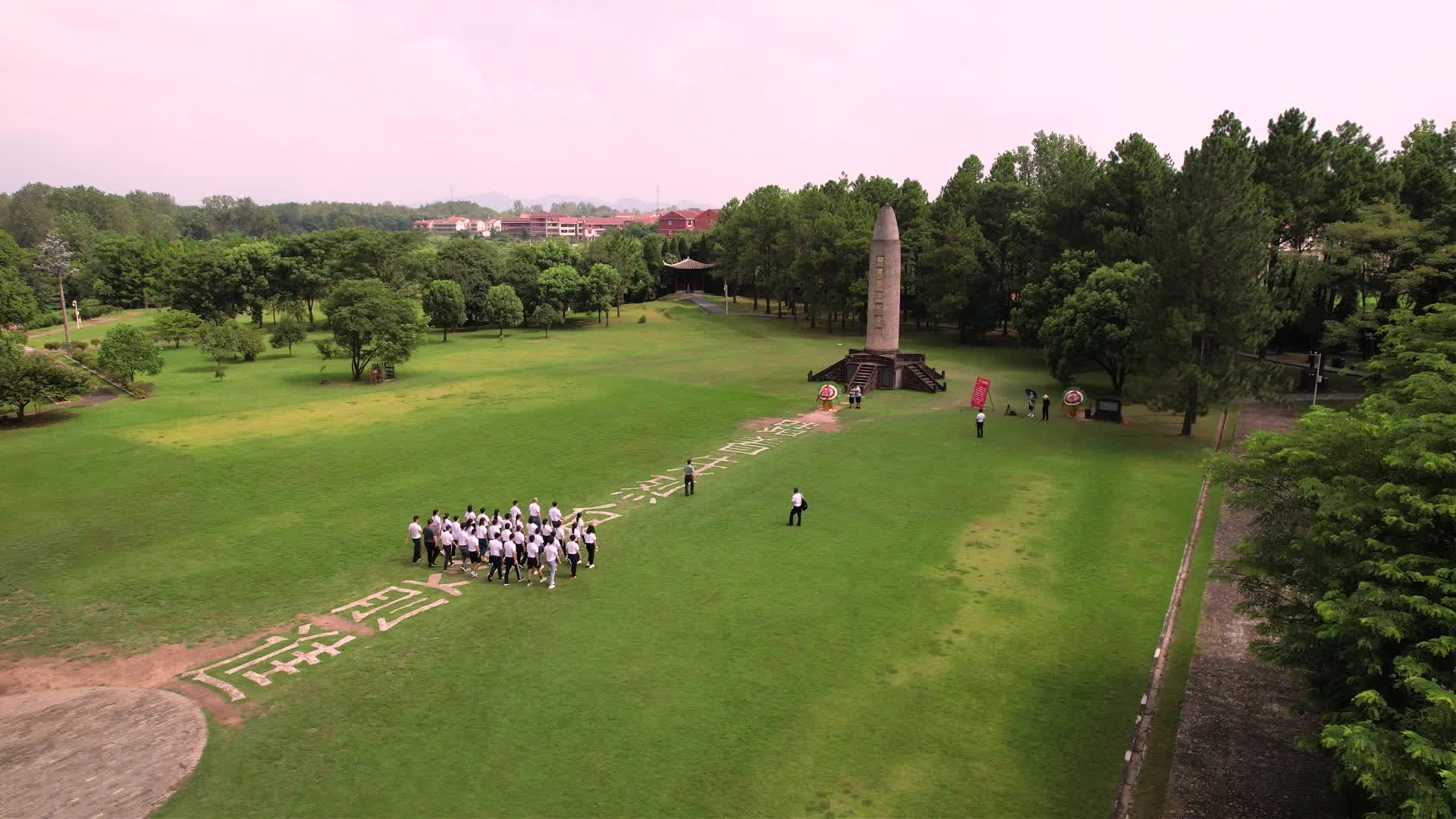 航拍瑞金叶坪红军烈士纪念塔悼念活动视频的预览图