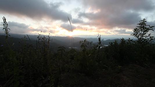 高山野外云层日出延时摄影视频的预览图