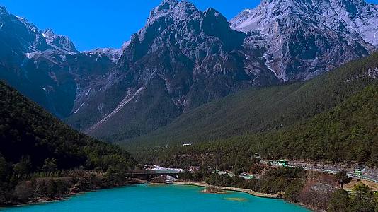 大气壮阔的玉龙雪山和蓝色湖泊的蓝月谷视频的预览图