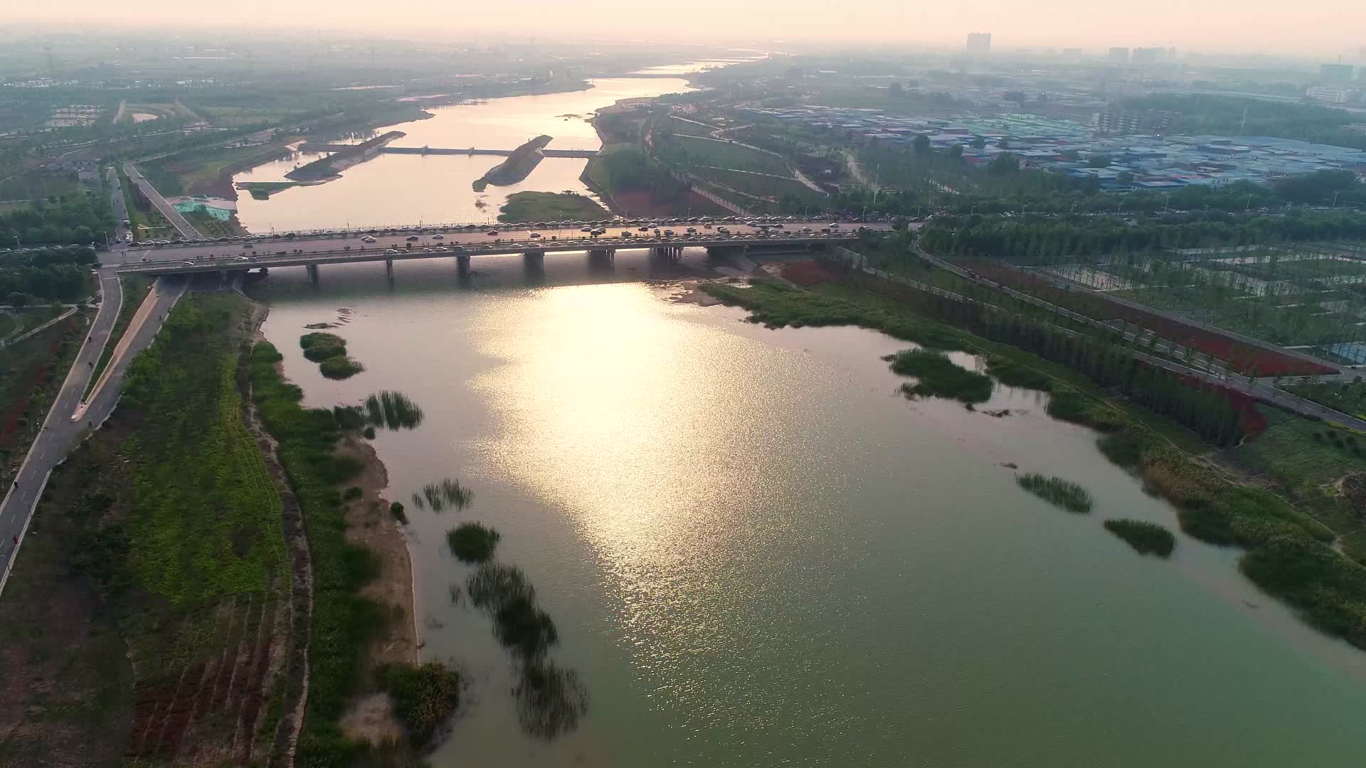 4K航拍焦作唯美夕阳照在大沙河水面上视频的预览图