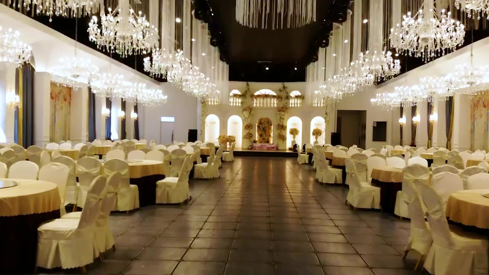 酒店婚宴无人席位航拍视频的预览图