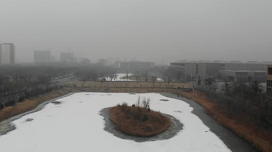 航拍雾霾大雪过后的大学校园视频的预览图