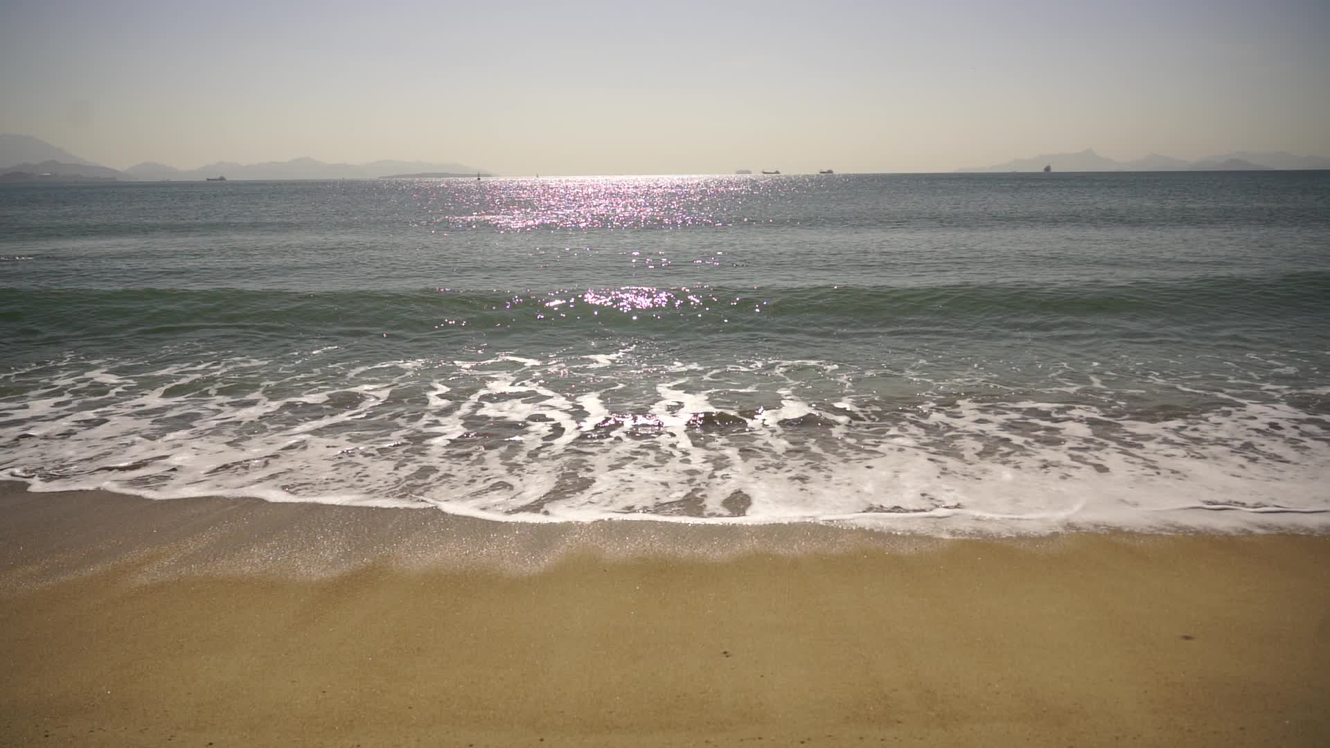 大海海浪光斑沙滩视频的预览图